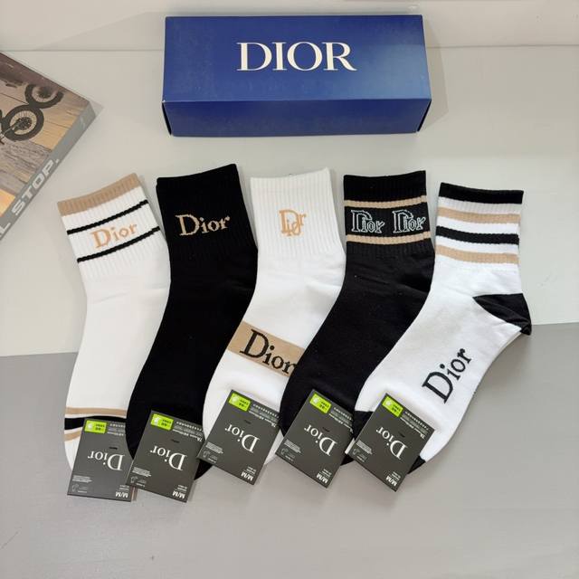 comes with packaging, 5 pairs per box Dior's new pure cotton mid-tube socks, a