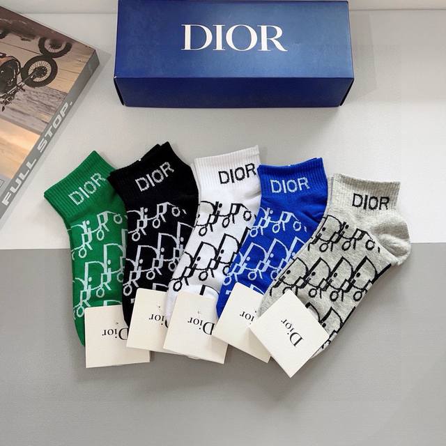 comes with packaging. 5 pairs of Dior new calf socks in a box! Cotton fabric, p