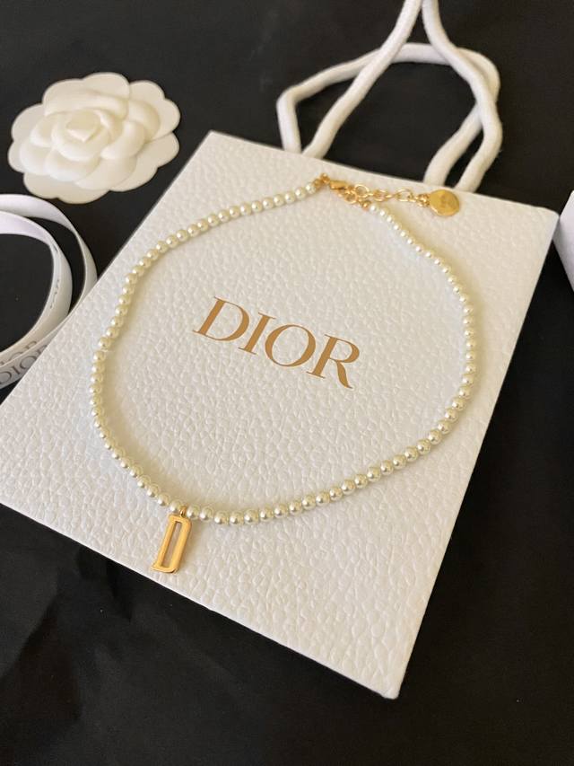 High quality details as shown in the picture D The smooth pearl necklace is cla