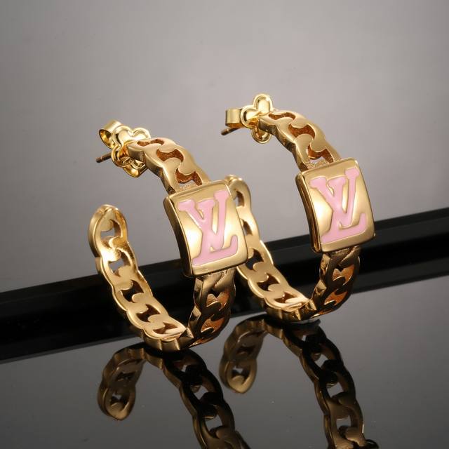 LvGolden letter earrings Louis Vuitton personality brings a fashionable and inte