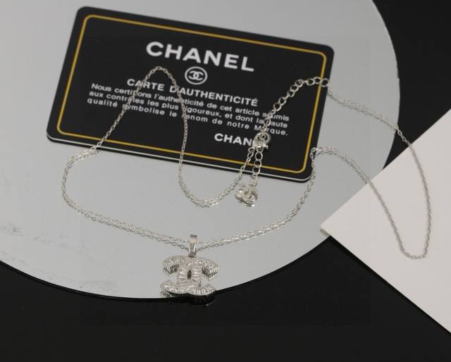 Chanel Double C necklace looks simple but is very classic and versatile. The qu