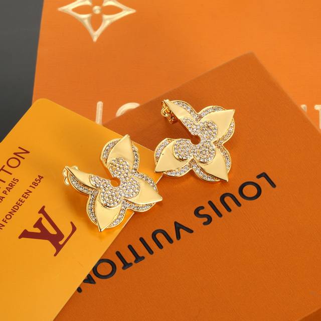 Lv Gold four-leaf clover earrings Louis Vuitton personality brings a fashionable