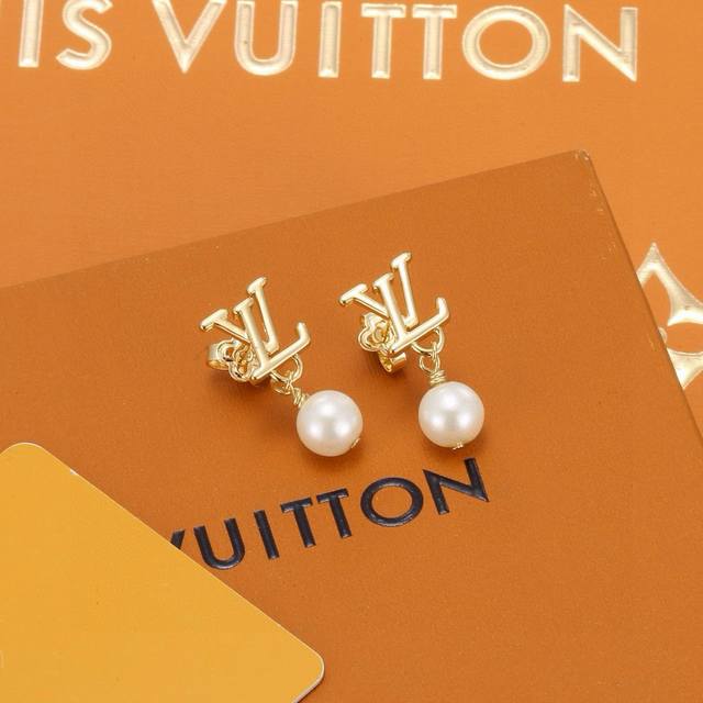 Louis Vuitton letter earrings inherit the exquisite craftsmanship and polished c