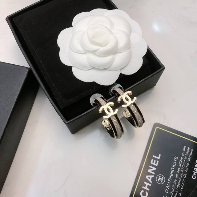 Chanel 25C beautiful earrings are so beautiful that I sighed while taking pictu