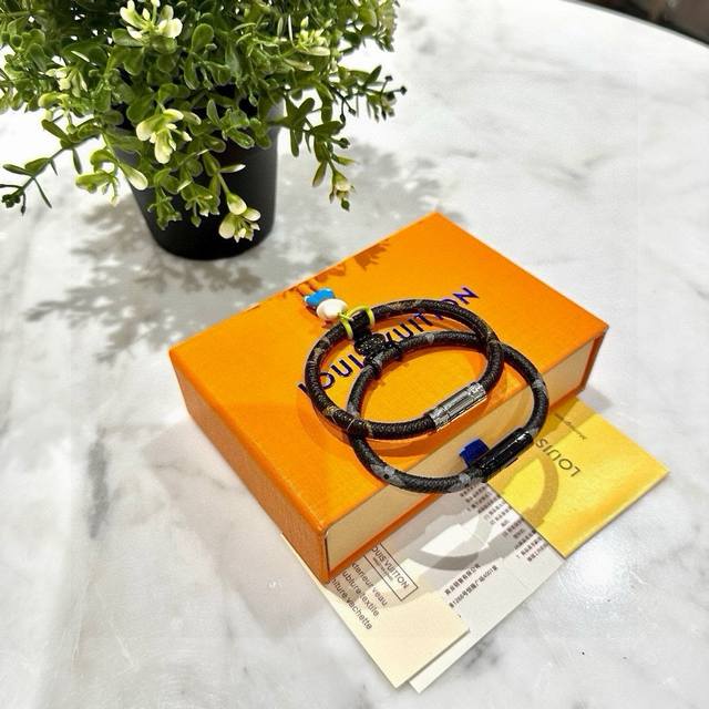 with original packaging Louis Vuitton official website M8002E Hang It bracelet.