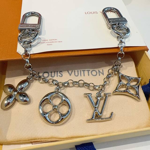 Lv Keychain Bag Ornaments Bag Pendants Gold & Silver M01188 Spring Street Chain