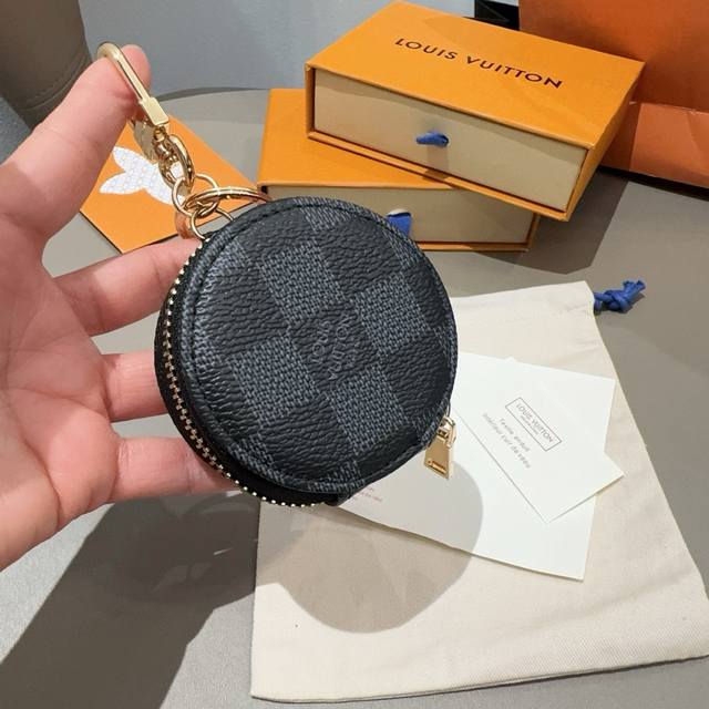 Lv classic old flower chess bluetooth earphone bag with keychain, universal earp