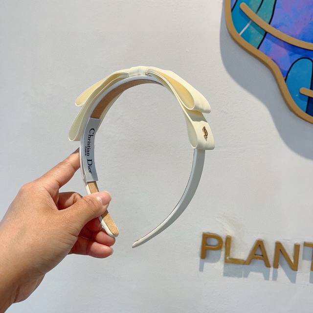 with packaging Dior's new wide-brimmed high-end brand headband, popular online