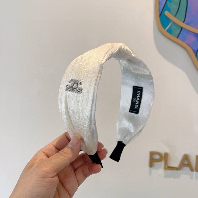 with packaging Chanel Chanel's new exquisite letter wide-brimmed headband, retr