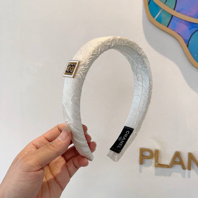 with packaging Chanel Chanel's new high-grade textured sponge headband, metal l