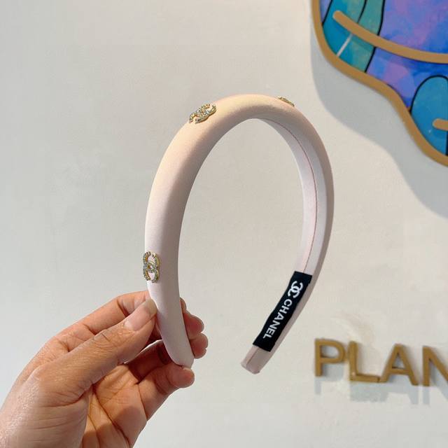 with packaging Chanel Chanel's new exquisite letter headband, retro popular hea