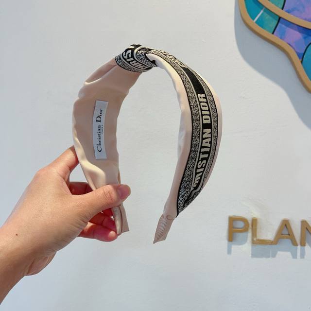 with packaging Dior's popular new D letter silk wide headband, counter quality