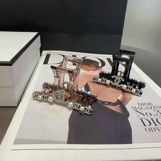 with packaging boxChanel's latest small Chanel clip, full of celebrity style, a