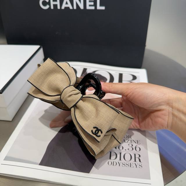with packaging box Chanel's latest small large clip, full of celebrity style, a