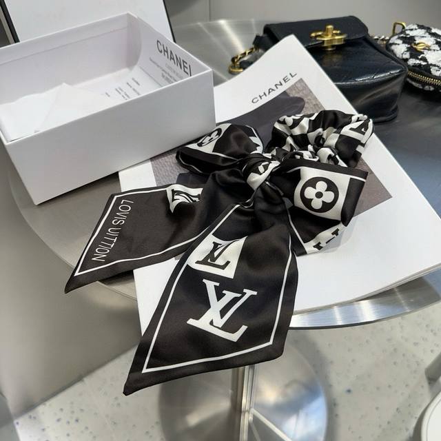 with packaging boxLouis Vuitton Louis Vuitton's new hairband, simple and elegan