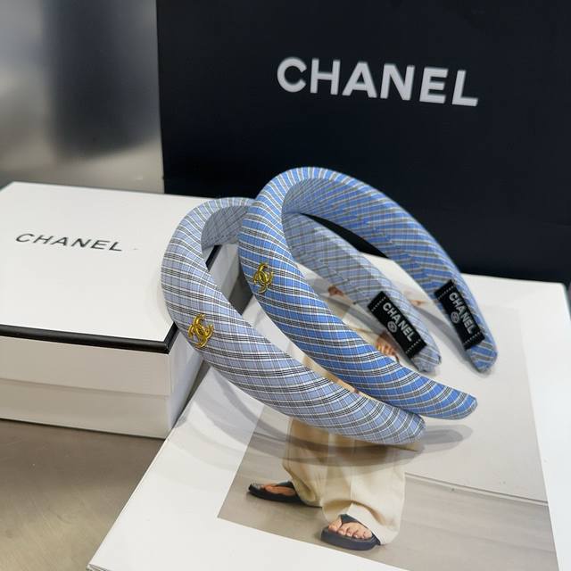 with boxChanel's latest small plaid headband, super beautiful! Very ladylike, a