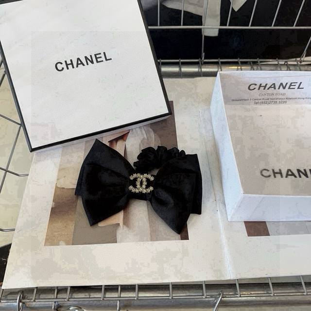 with boxChanel's latest popular hair band, super beautiful! Very ladylike, a mu