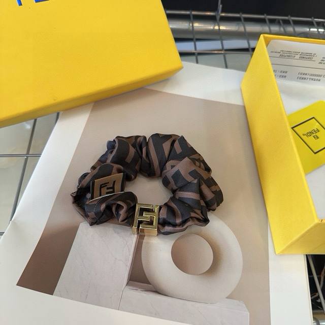 with packaging boxFendi Fendi's new F hairband, retro temperament, simple and v