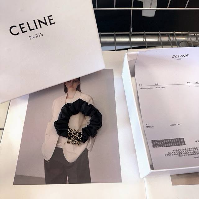 with boxLoewe lettered hair band, a hit online! Fashionable and trendy product,