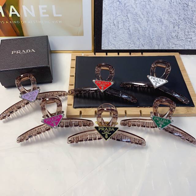 Prada Prada Clip Acetate triangle letter clip temperament versatile daily exquis