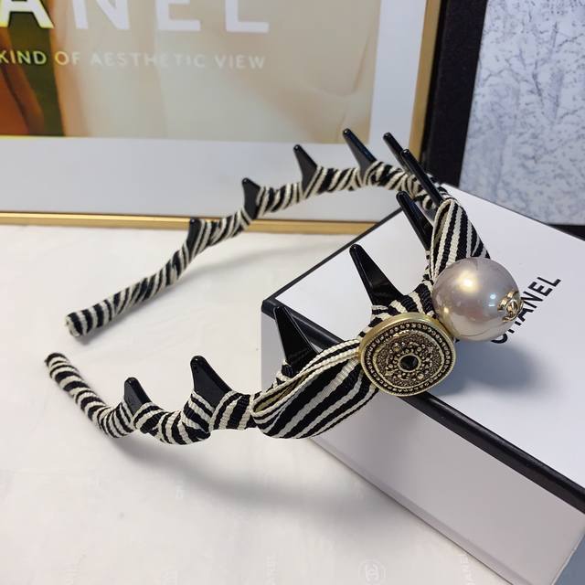 Chanel Xiaoxiang Chanel headband Tooth stripes pearl Logo European and American