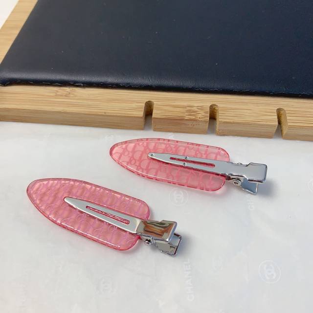 Dior Dior Dior hairpin acrylic letter shovel clip pressure clip edge clip daily