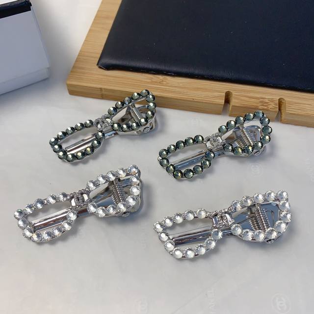 Chanel Xiaoxiang Chanel hairpin Czech diamond glasses pressure clip edge clip da