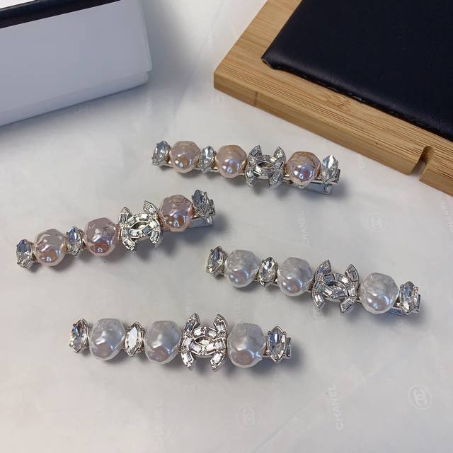 Chanel Xiaoxiang Xiaoxiang hairpin Special-shaped pearl Logo pressure clip side