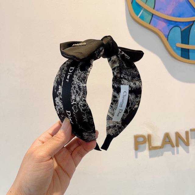 with packaging Dior's popular new bow headband, original counter goods, let you