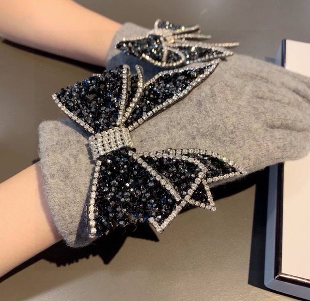 Chanel Chanel counter new wool gloves, big bow diamond sticker fashion gloves, a