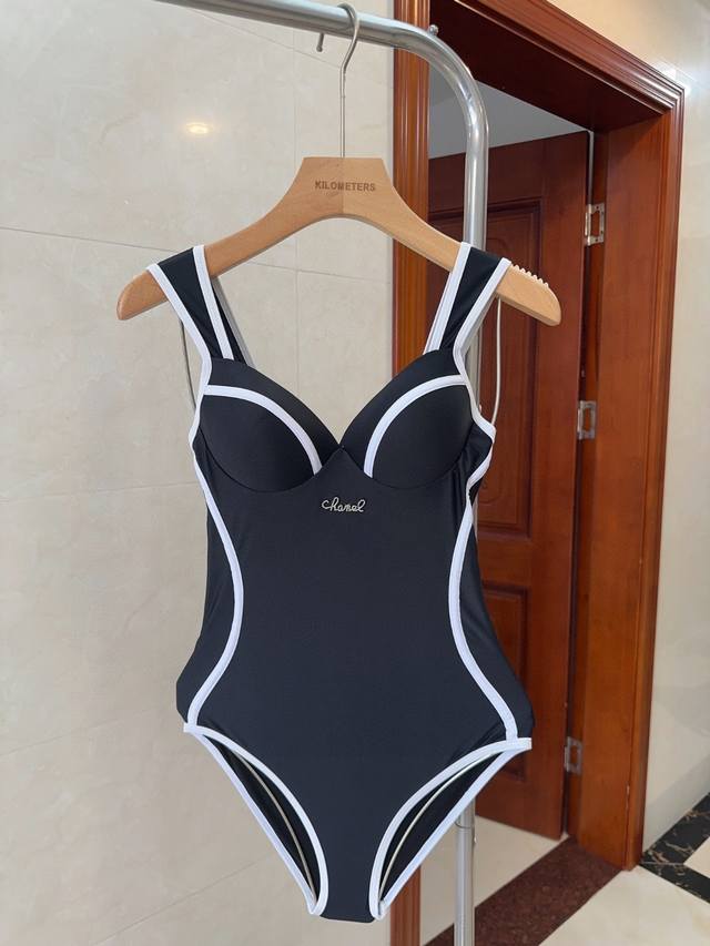 Chanel swimsuit, the real thing is so beautiful that it can't be photographed t