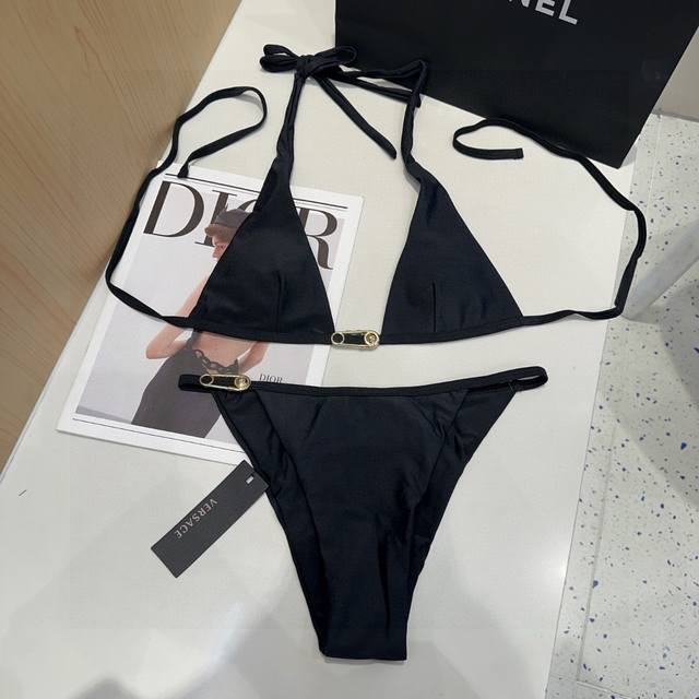 Versace swimsuit, the upper body is slim and beautiful! Wearing it is very fashi