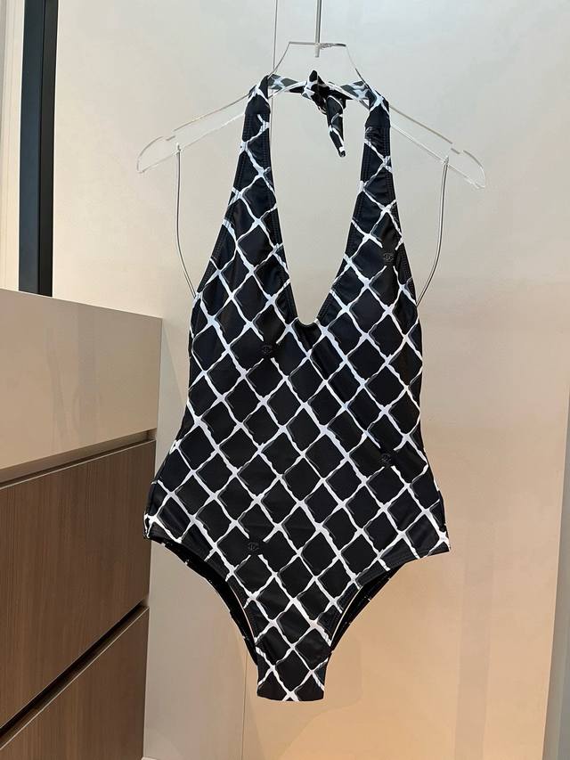 Chanel Chanel's new one-piece swimsuit is suitable for a variety of scenarios