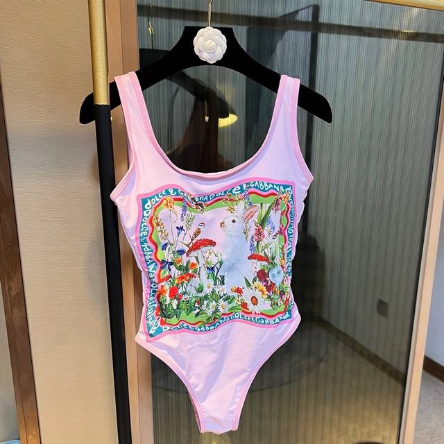 Dg New one-piece swimsuit, slim waist and long legs! Super nice, can be worn wit