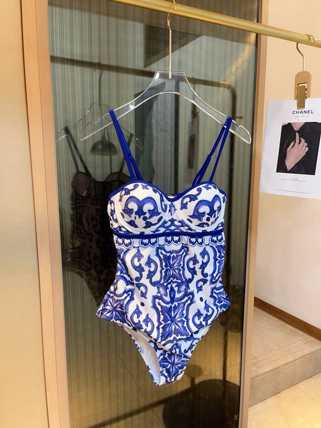 Dg New one-piece swimsuit, slim waist and long legs! Super nice, can be worn wit