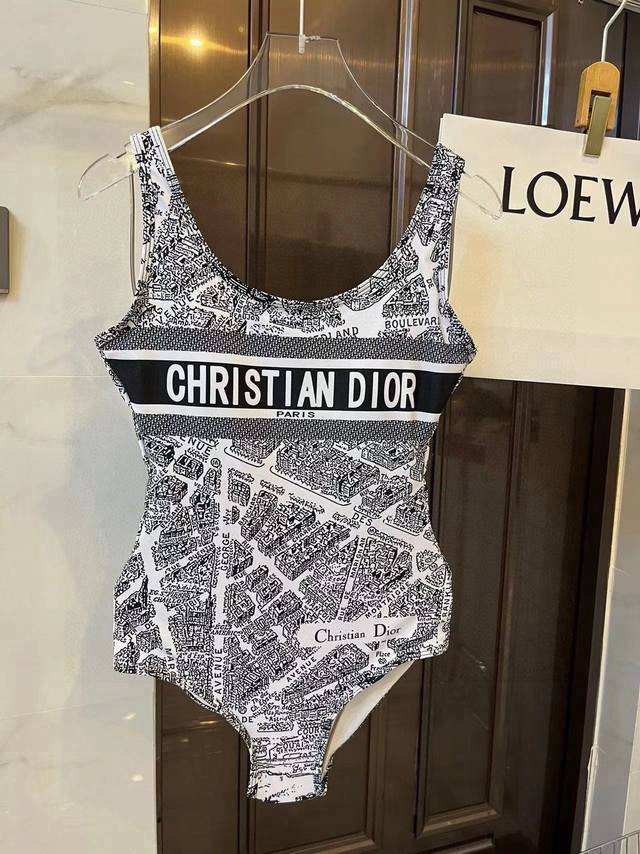 Dior's new one-piece swimsuit is suitable for a variety of scenarios