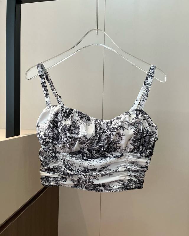 Dior one-piece swimsuit is highly recommended! The super temperament pattern is