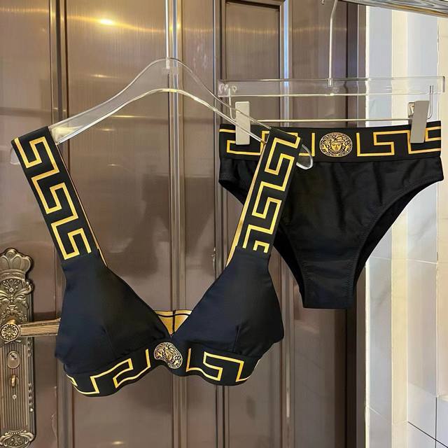 Versace new bikini is highly recommended! The super temperament pattern print br