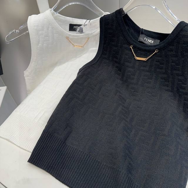 Fendi vest, wear it alone with a jacket, super hot One size DDD