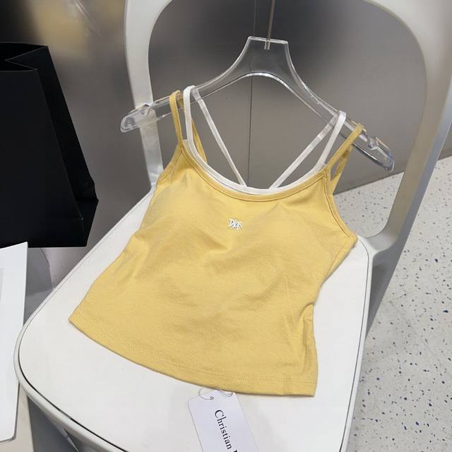 Dior small vest, comes with coaster, wear it alone with a jacket, super hot One