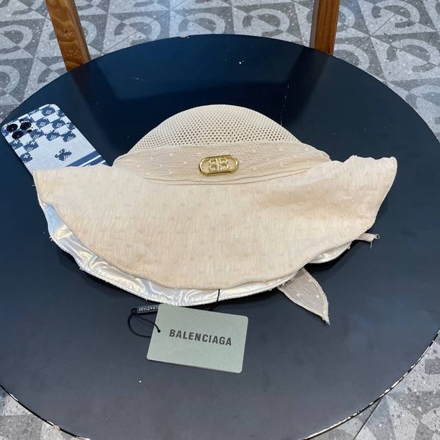 Balenciaga new style bucket hat The craft fabric is full of design sense DDD