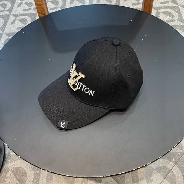 Lv Louis Vuitton classic baseball cap is a hot item, it is a versatile item that
