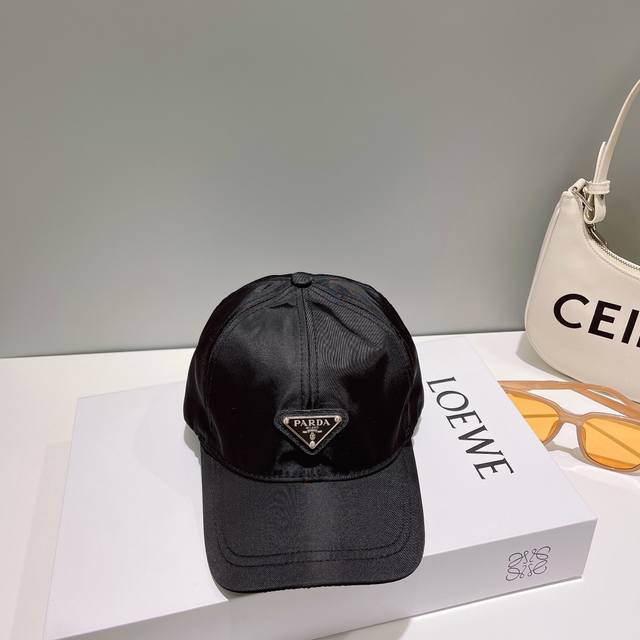 Comes with dust bag Prada new baseball cap, shipped simultaneously with counter
