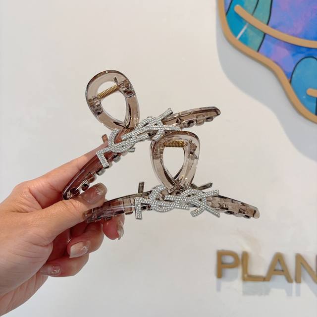 with packaging Yves Saint Laurent's new counter duckbill grab clip, original go