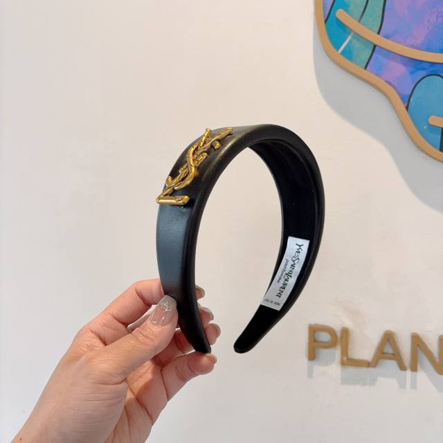 with packaging Ysl Saint Laurent's new Chinese-style sponge headband, high-end