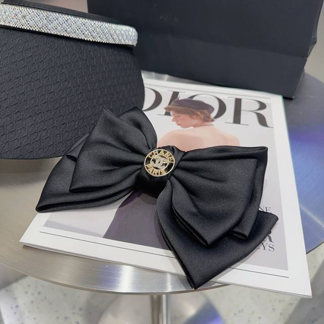 with boxChanel's latest spring hairpin, super beautiful! Very ladylike, a must-