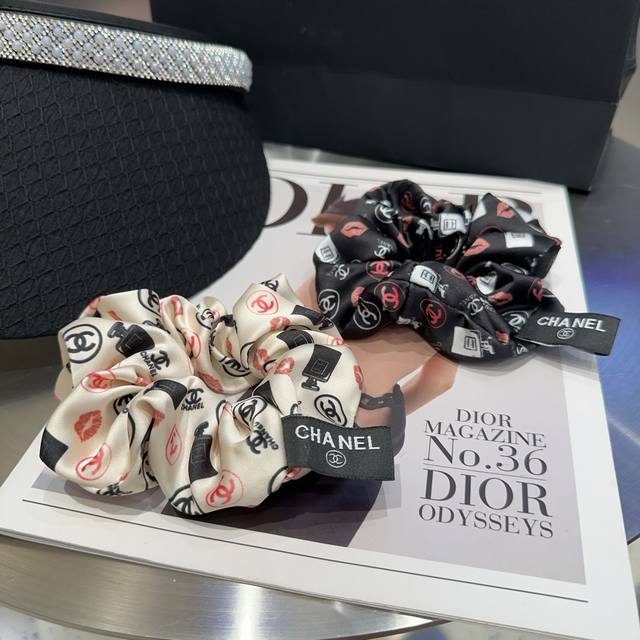 with packaging boxChanel's latest small hair band is simple and practical, fash