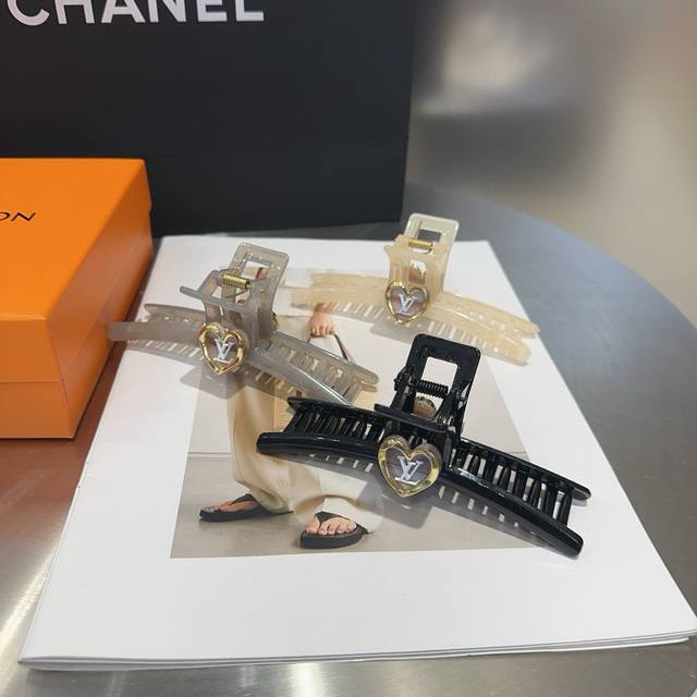 with packaging boxLouis Vuitton Louis Vuitton's new grab clip, simple and elega