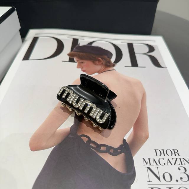 with packaging boxMiumiu's new grab clip, a hit online! Simple and elegant, ful