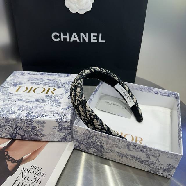 with packaging boxDior Cd classic headband, simple, practical and fashionable.